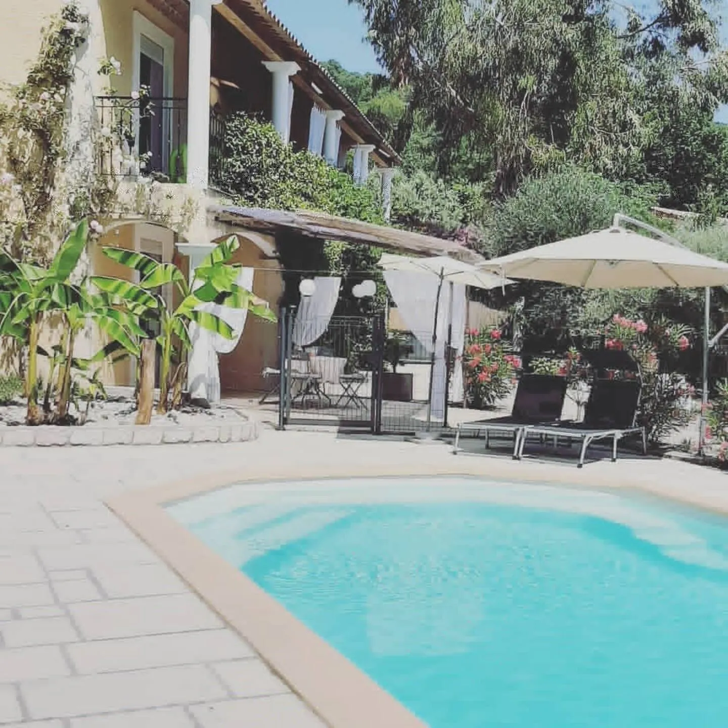Vue de la piscine turquoise